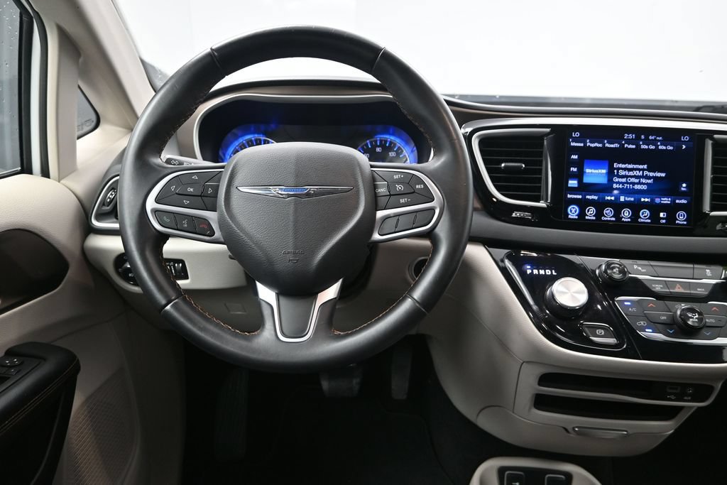Used 2017 Chrysler Pacifica Touring-L FWD image 28
