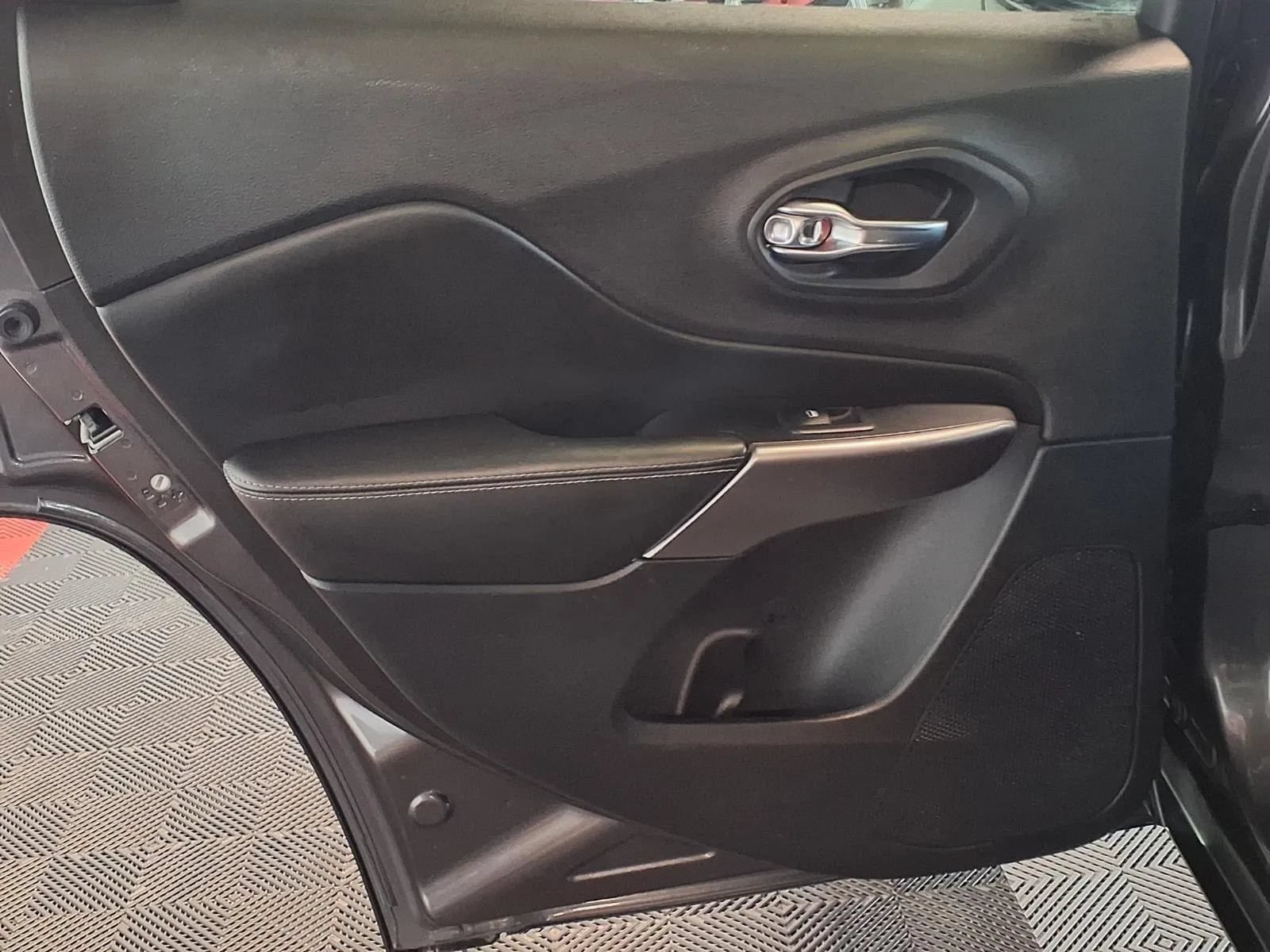 Used 2019 Jeep Cherokee Limited AWD/4WD image 14