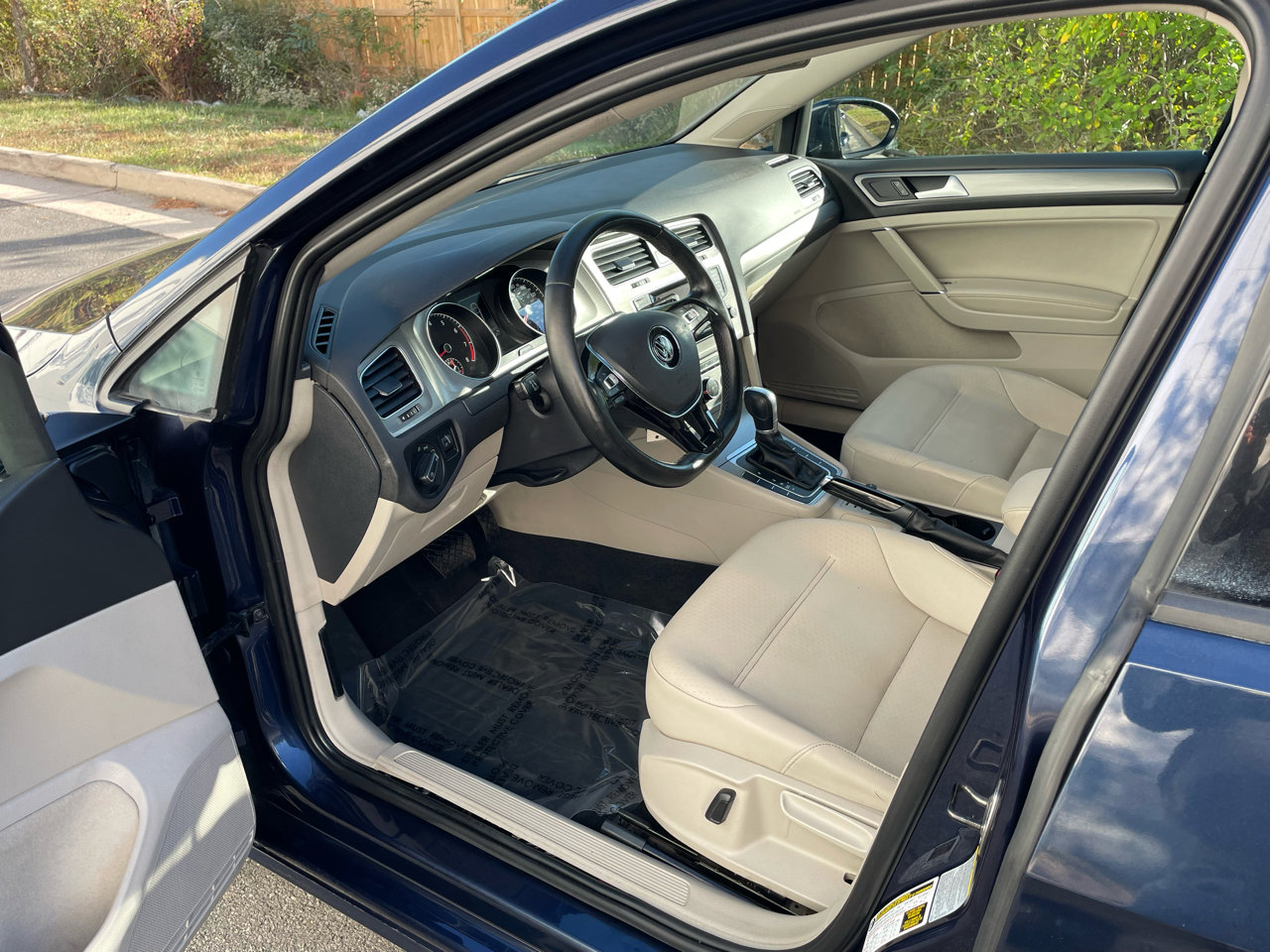 Used 2015 Volkswagen Golf S image 10