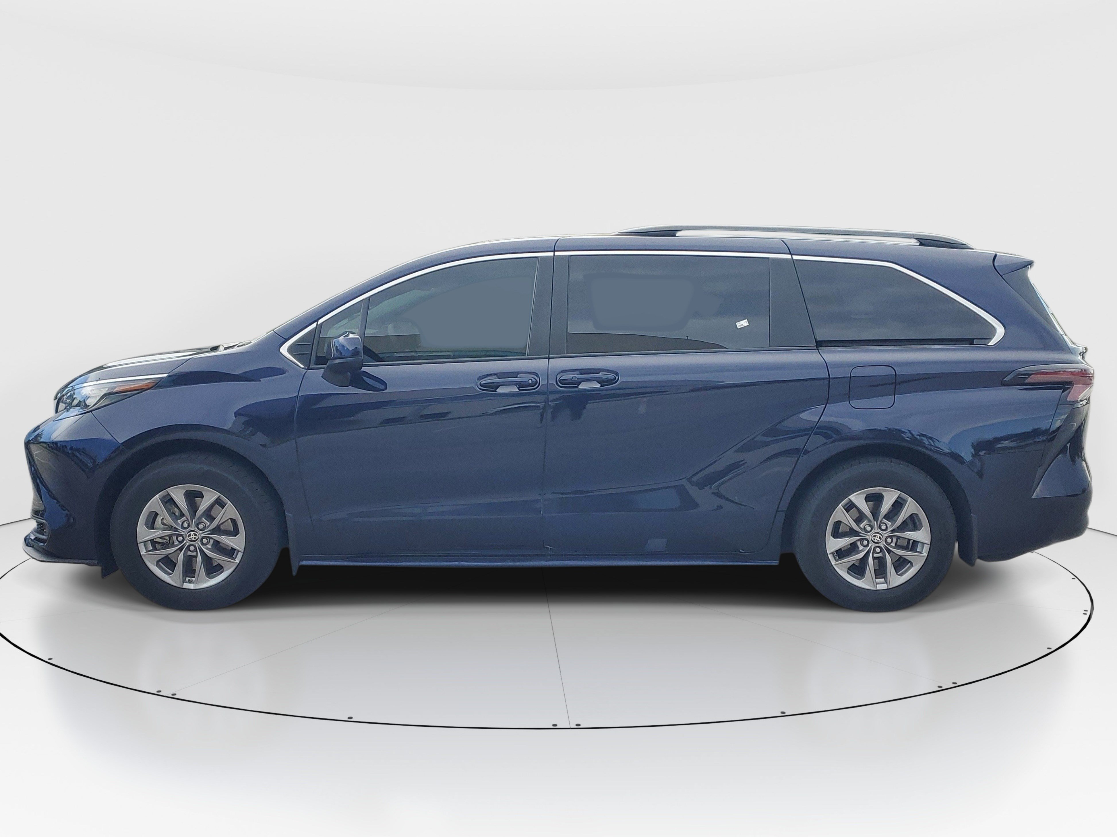 Used 2024 Toyota Sienna LE AWD/4WD image 6