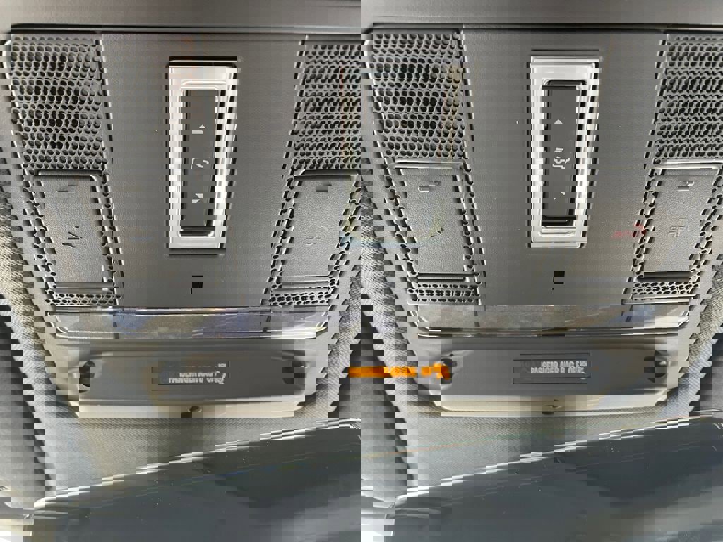 New 2024 Land Rover Defender 110 SE image 16