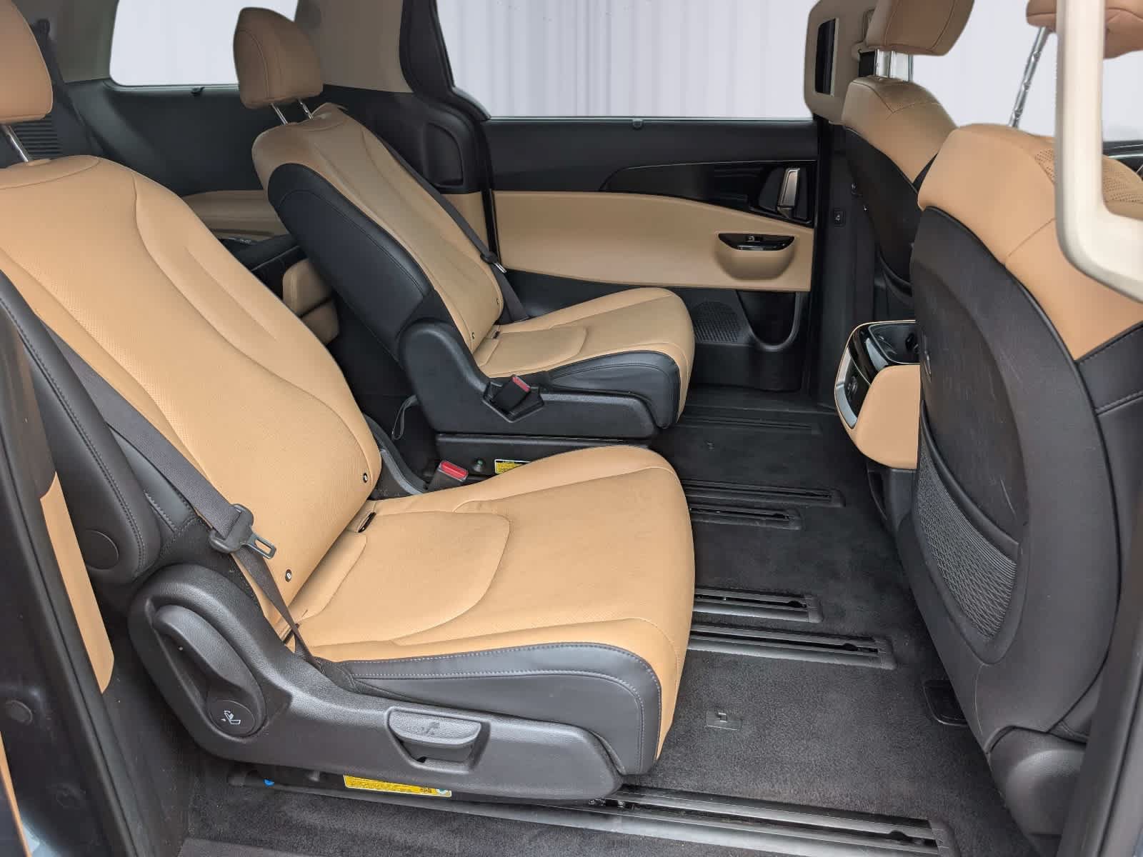Used 2024 Kia Carnival EX FWD image 11