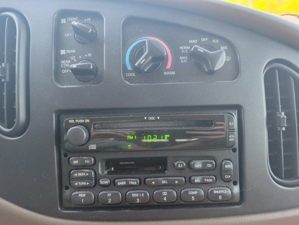 Used 1999 Ford E-150 and Econoline 150 RWD image 12