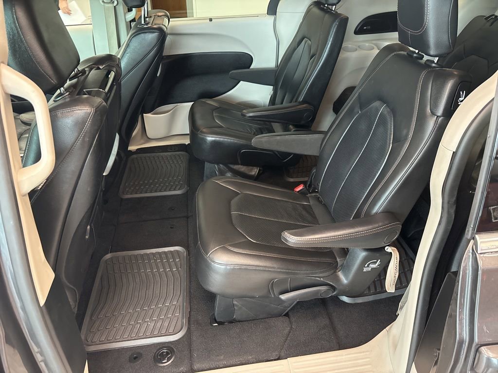 Used 2019 Chrysler Pacifica Touring-L Plus w/ Advanced Safetytec Group FWD image 15