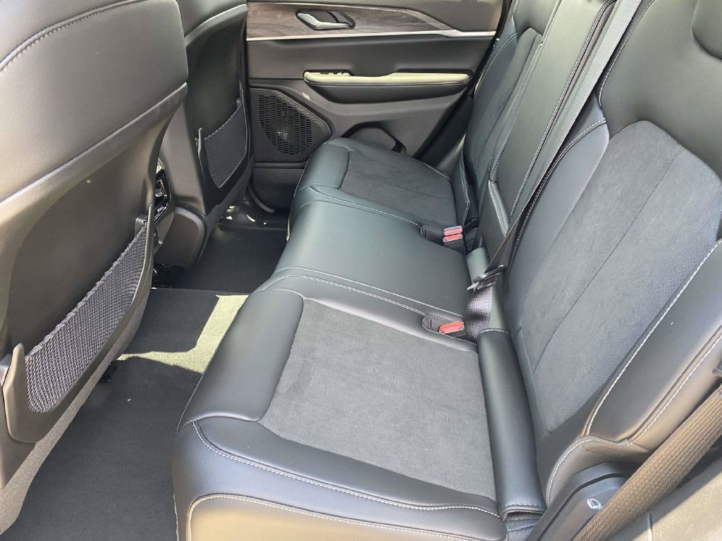 New 2026 Jeep Grand Cherokee Altitude RWD image 9