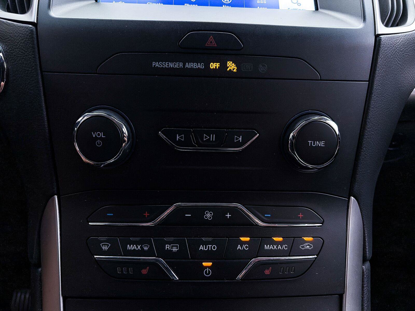 Used 2019 Ford Edge SEL w/ Cold Weather Package AWD/4WD image 24