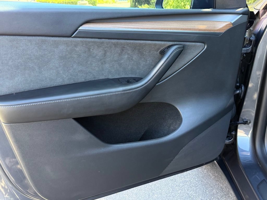 Used 2022 Tesla Model Y Long Range AWD/4WD image 19