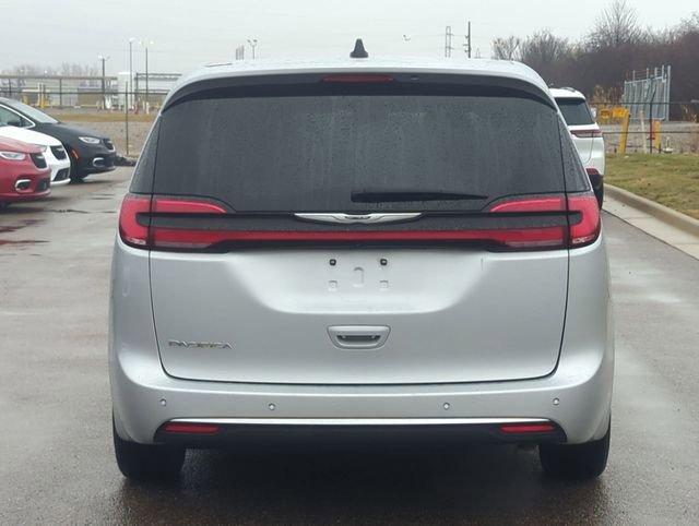 Used 2024 Chrysler Pacifica Touring-L image 4