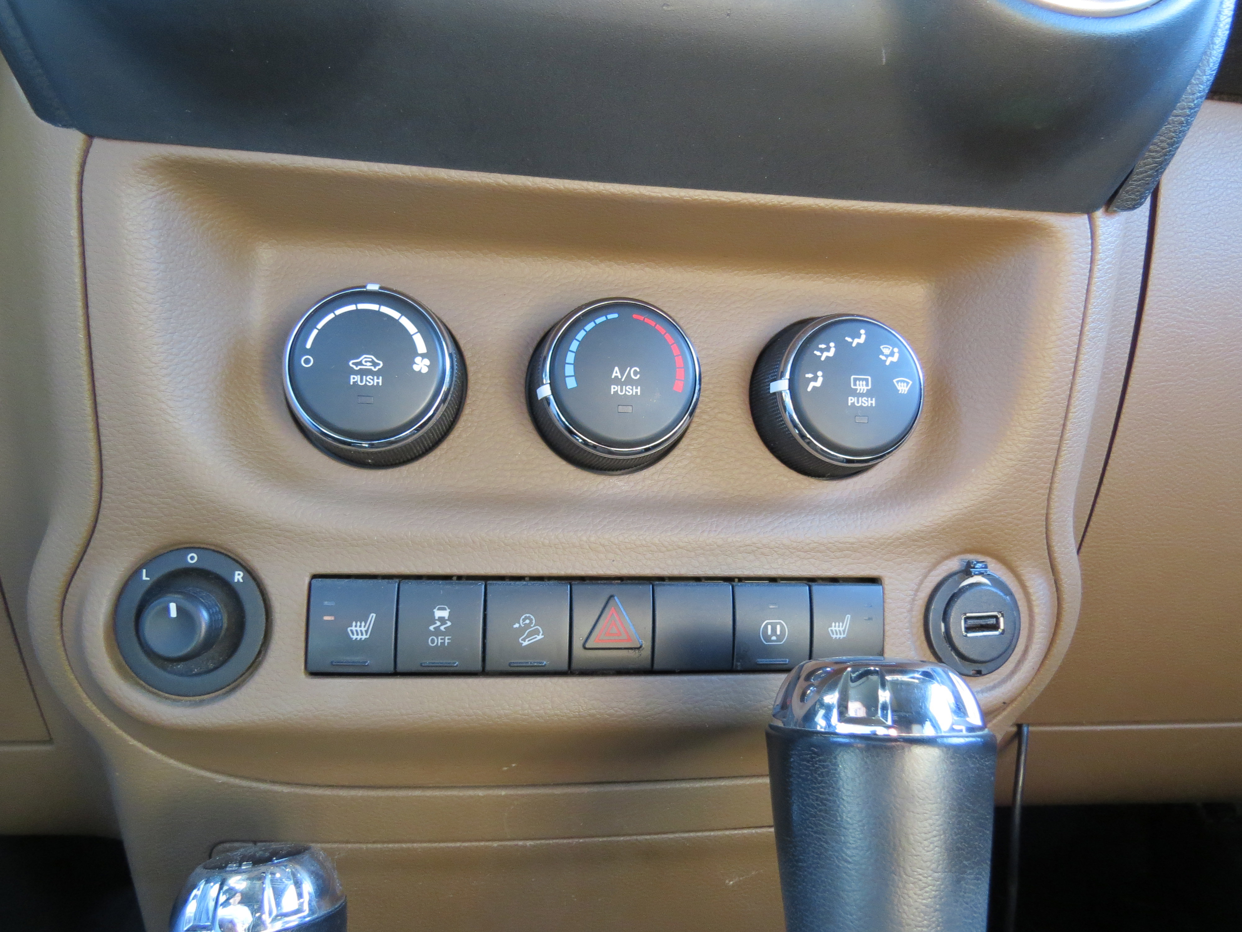 Used 2015 Jeep Wrangler Unlimited Rubicon w/ Connectivity Group image 20