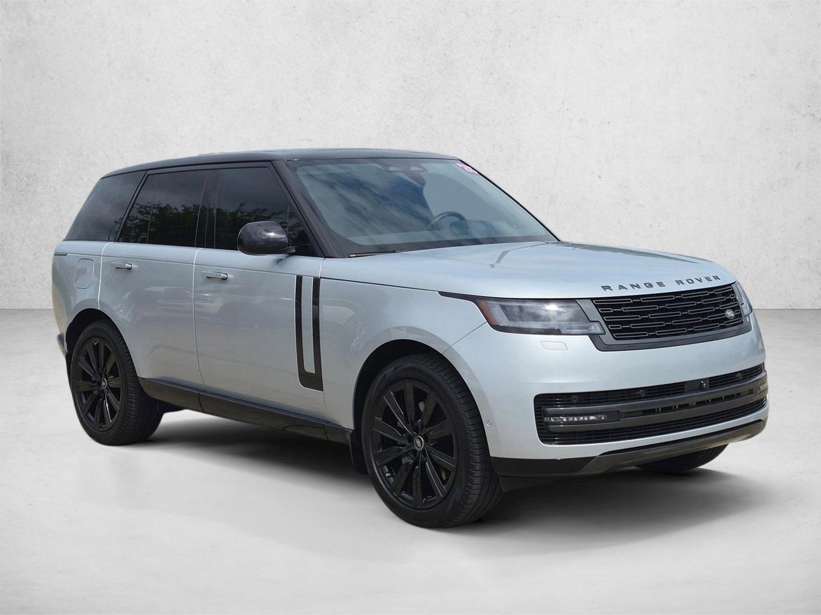 Used 2025 Land Rover Range Rover SE AWD/4WD image 3