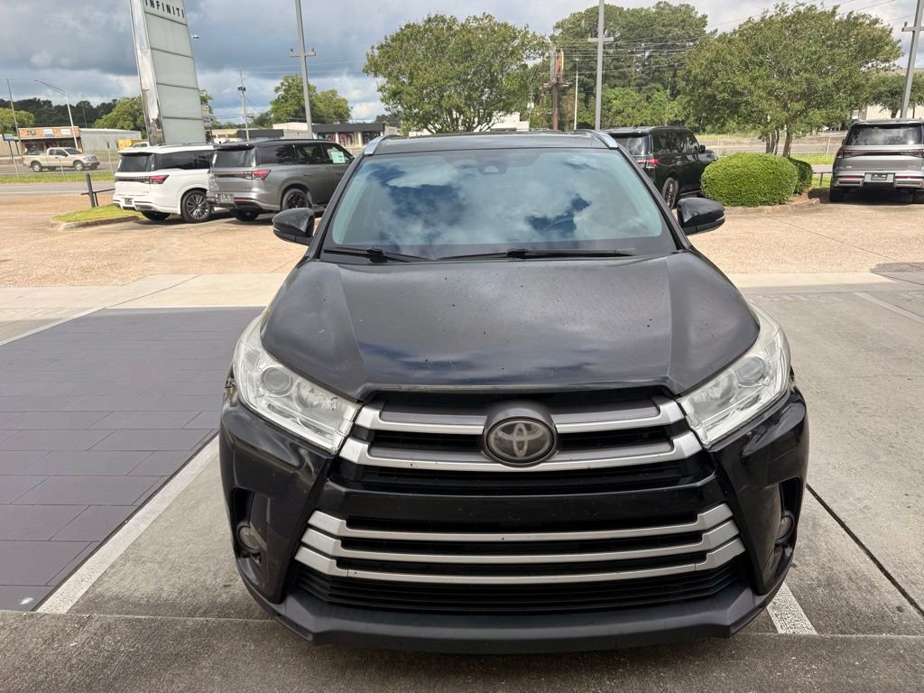 Used 2019 Toyota Highlander XLE FWD image 2