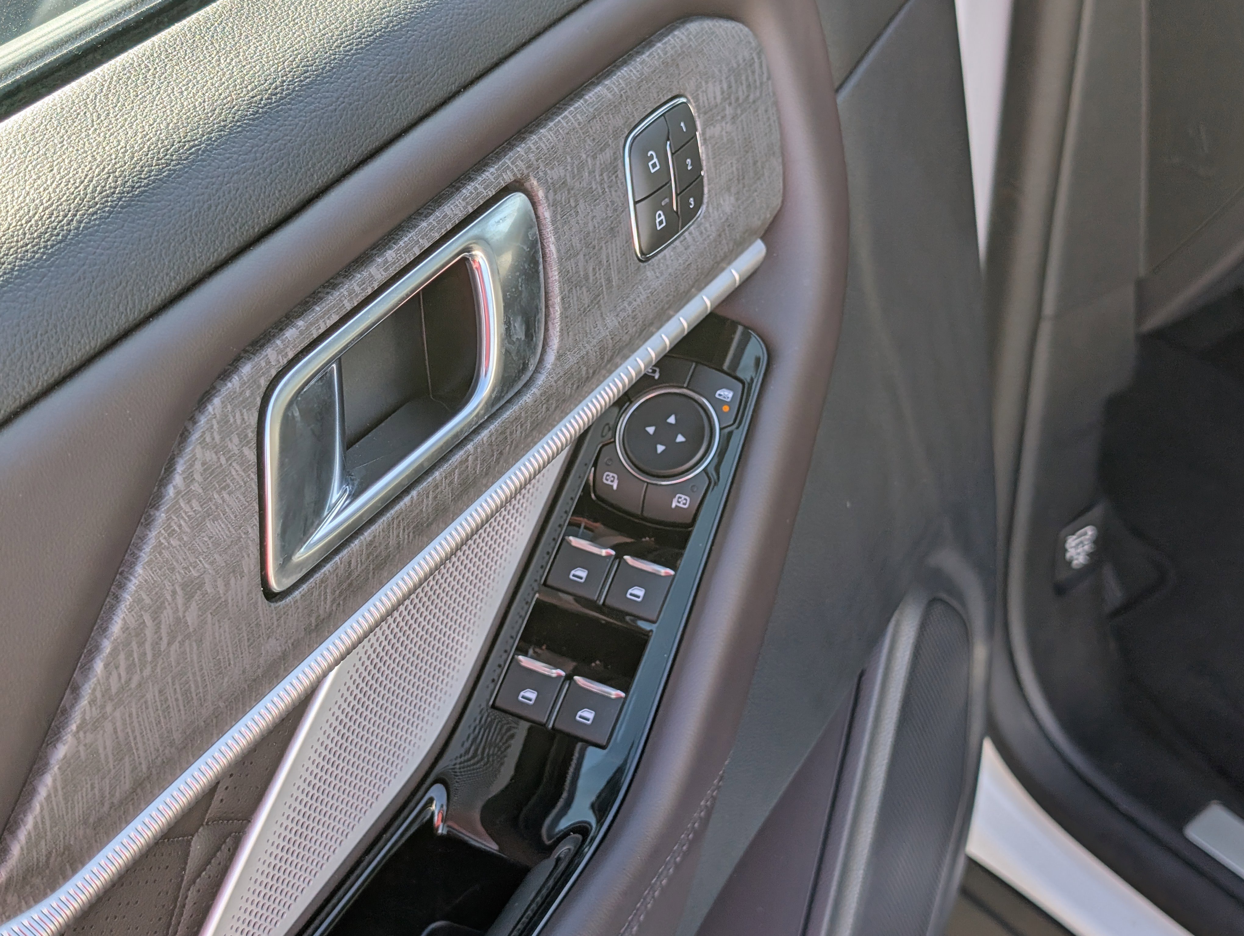 Used 2025 Ford Explorer Platinum w/ Ultimate Package image 23