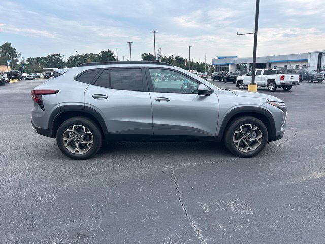 Used 2026 Chevrolet Trax LT w/ Driver Confidence Package FWD image 5