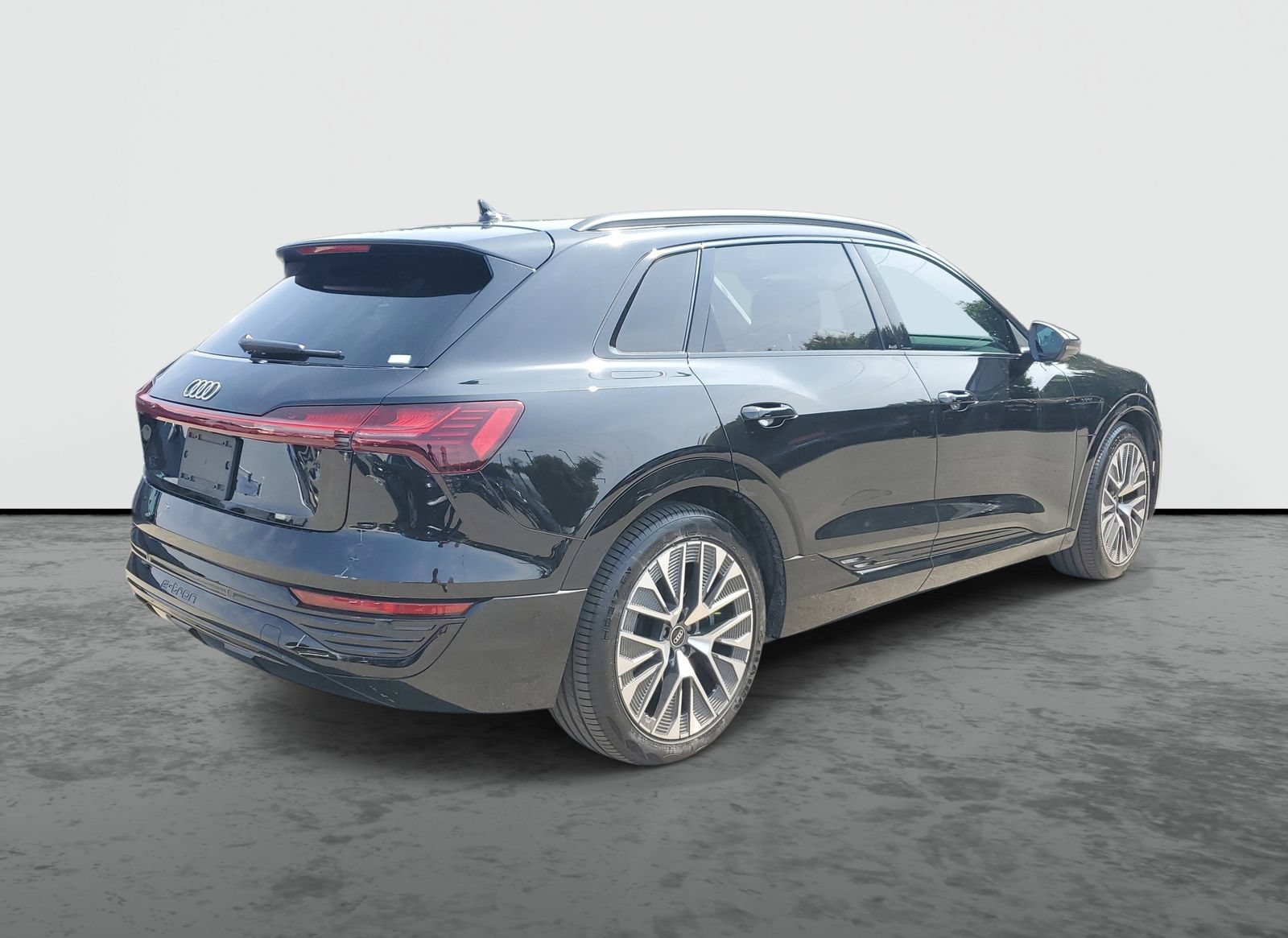 Used 2024 Audi Q8 e-tron Premium Plus AWD/4WD image 4