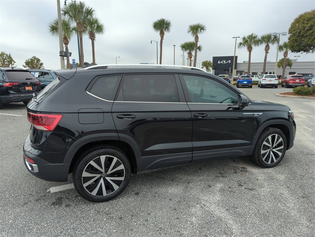 Used 2022 Volkswagen Taos SE w/ Panoramic Sunroof Package image 5
