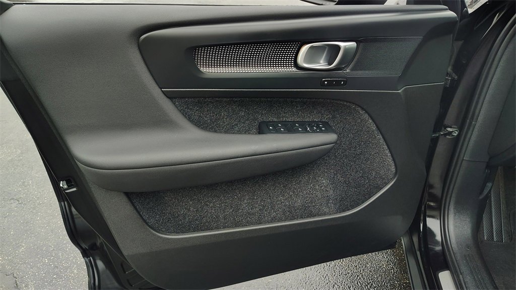 Used 2025 Volvo XC40 B5 Plus image 8