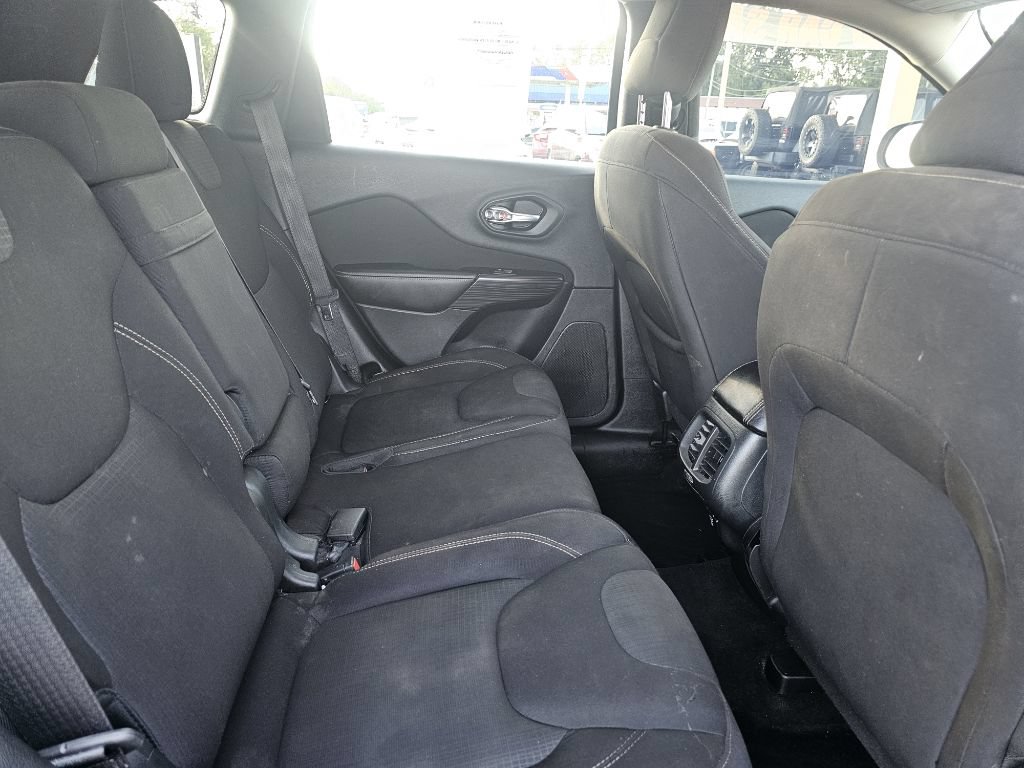 Used 2016 Jeep Cherokee Latitude w/ Safety/Convenience Group AWD/4WD image 42