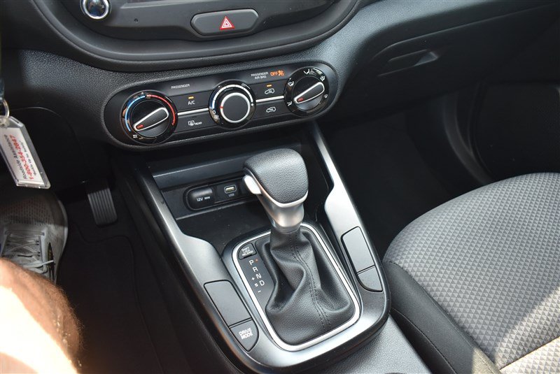Used 2025 Kia Soul LX w/ LX Technology Package FWD image 17