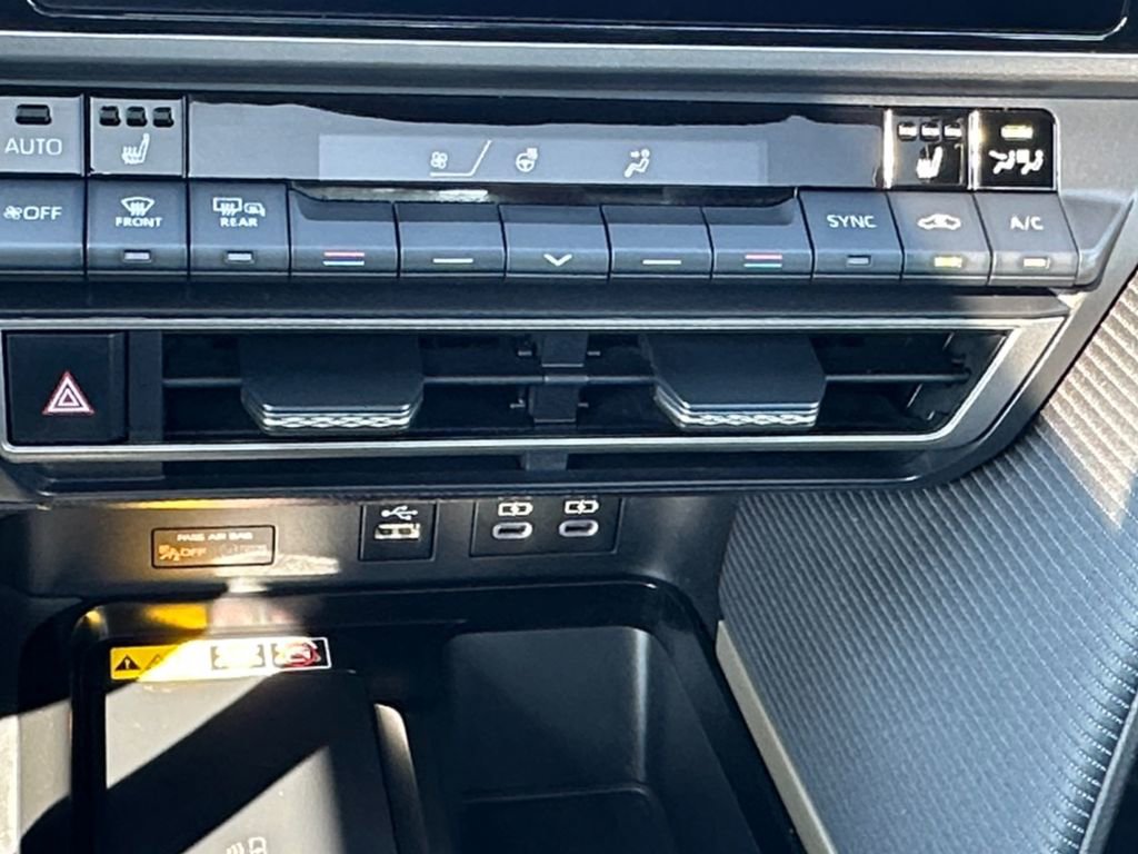 Used 2025 Toyota Camry SE w/ Convenience Package image 17