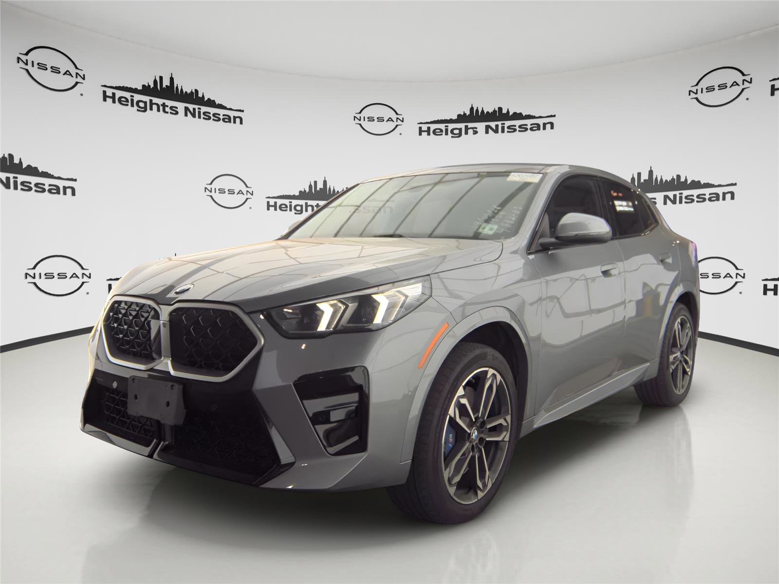 Used 2025 BMW X2 xDrive28i AWD/4WD image 2