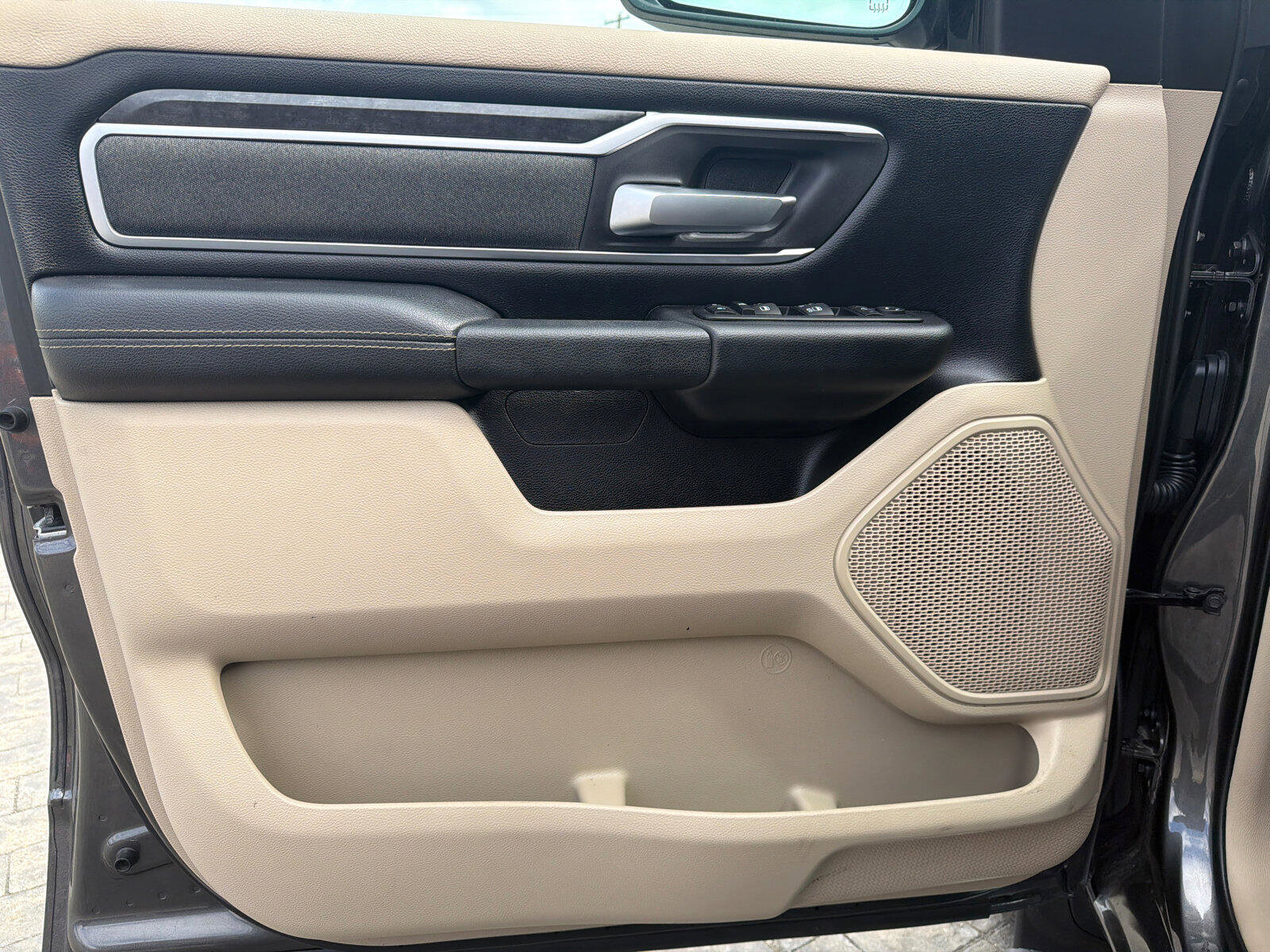 Used 2020 RAM 1500 4x4 Crew Cab image 11