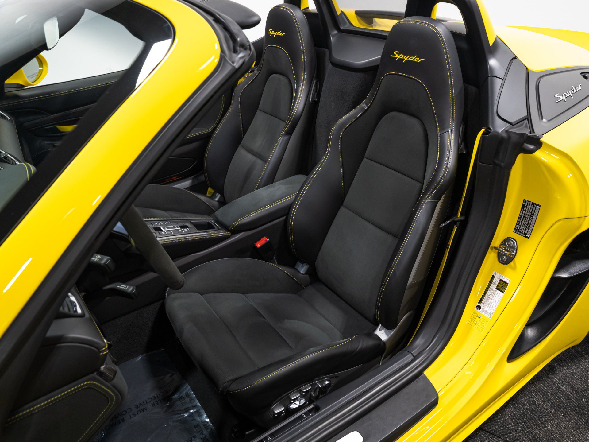 Used 2022 Porsche 718 Boxster Spyder RWD image 43