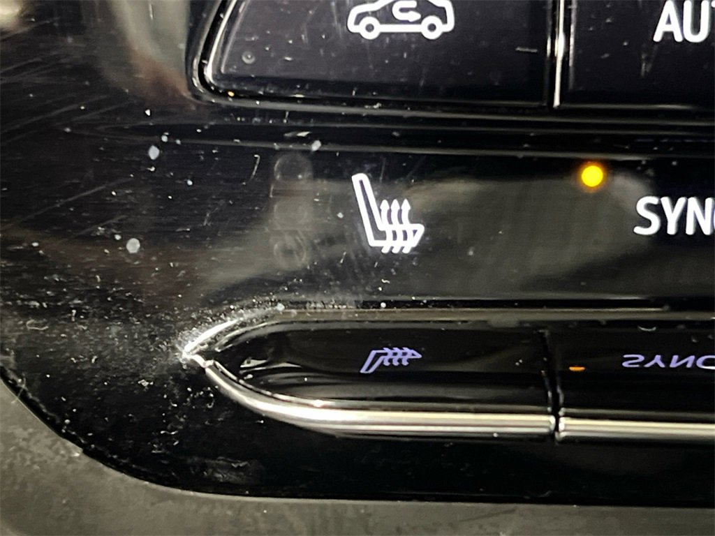 Used 2023 Buick Envision Essence image 31