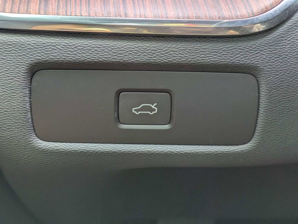 Used 2024 Volvo XC60 B5 Ultimate w/ Protection Package Premier AWD/4WD image 34