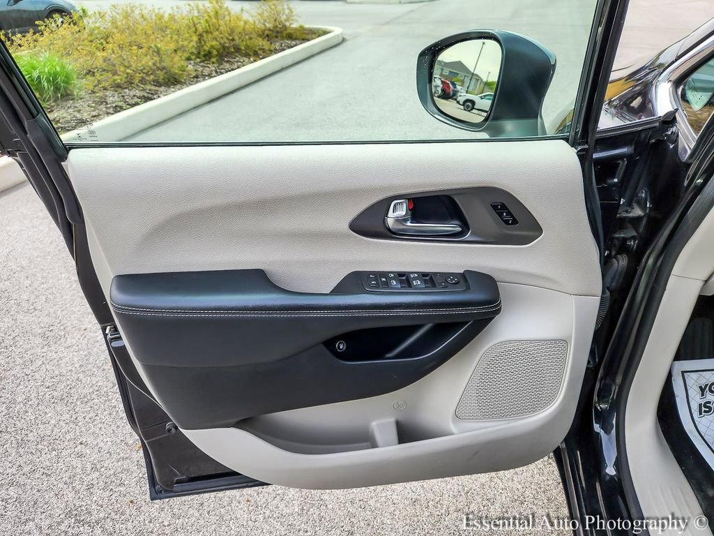 Used 2023 Chrysler Pacifica Touring-L FWD image 23