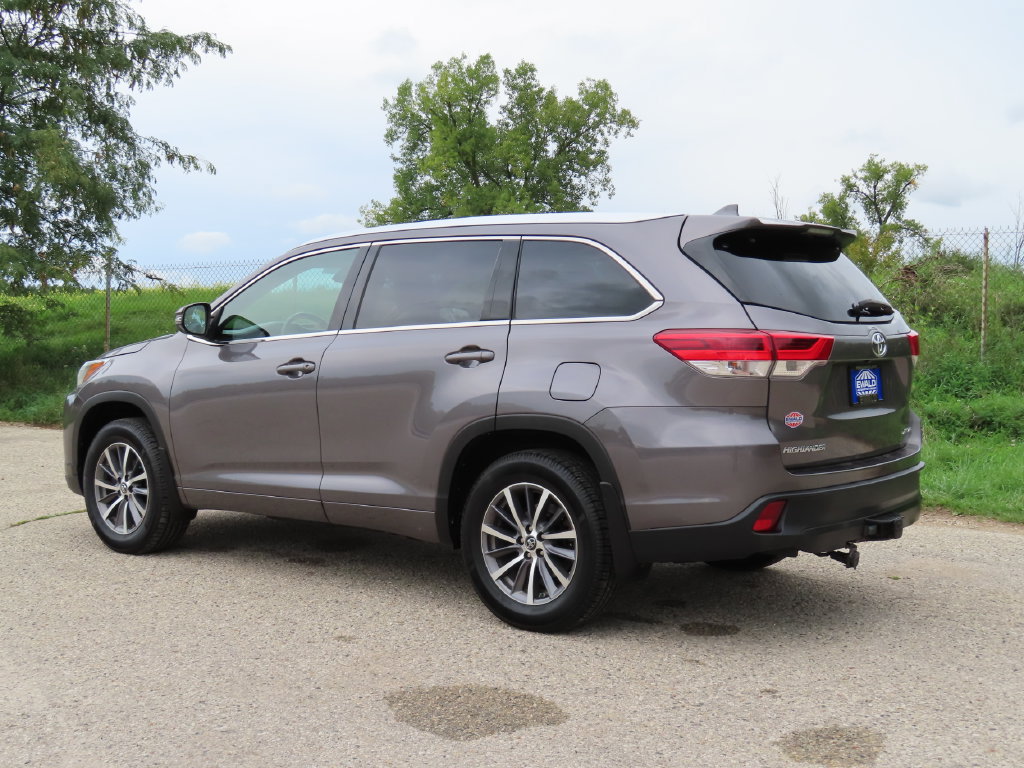 Used 2017 Toyota Highlander XLE AWD/4WD image 29