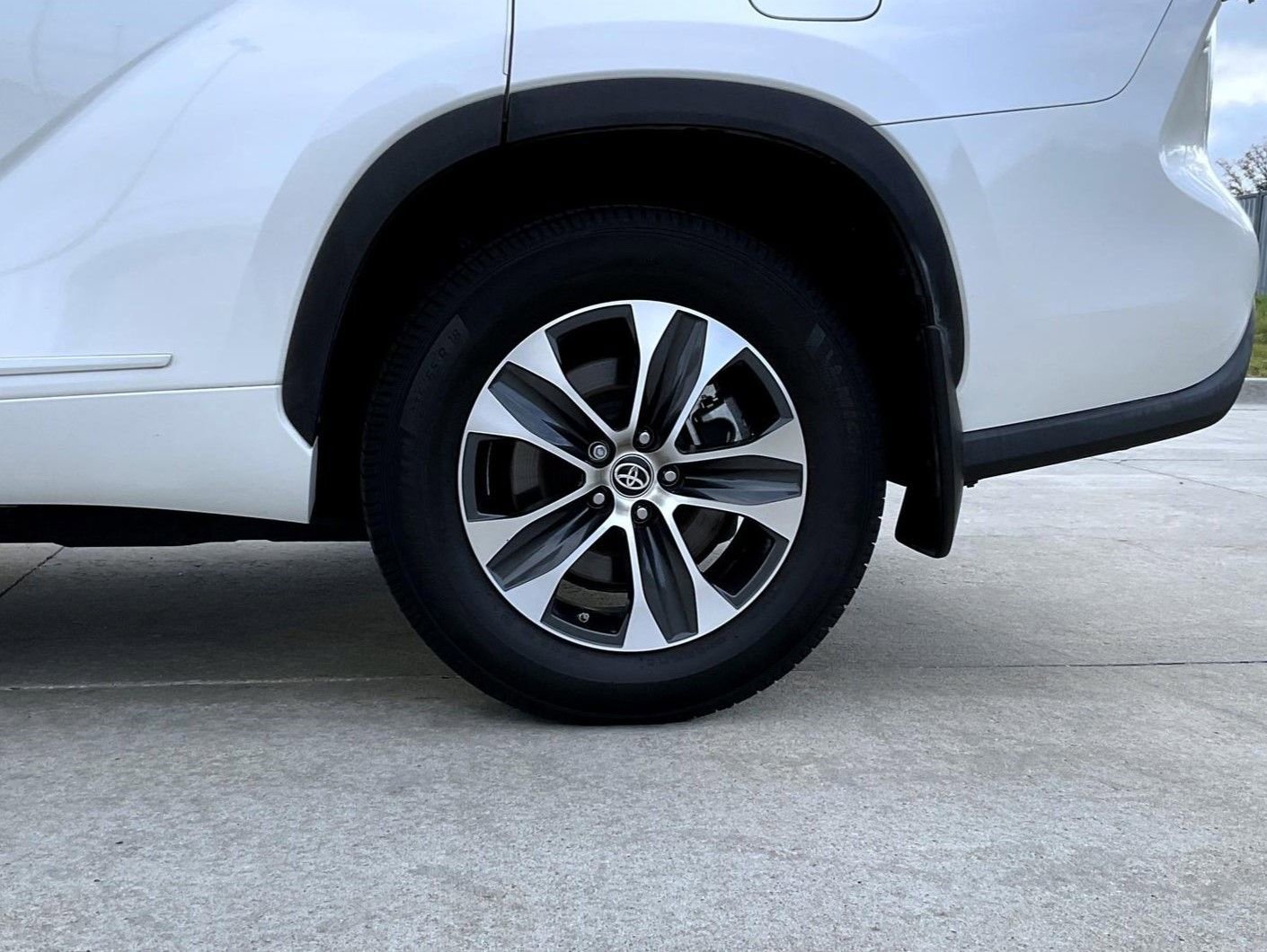 Used 2020 Toyota Highlander XLE image 25