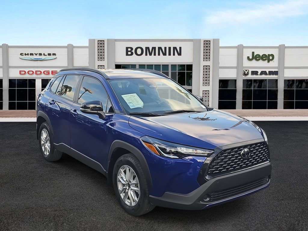 Used 2025 Toyota Corolla Cross LE image 2