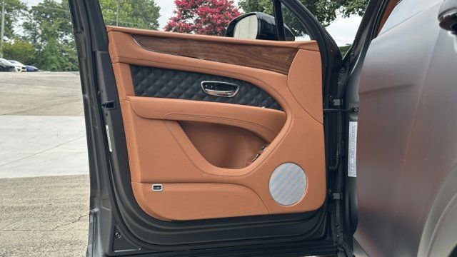 New 2025 Bentley Bentayga Plug-In Hybrid image 13