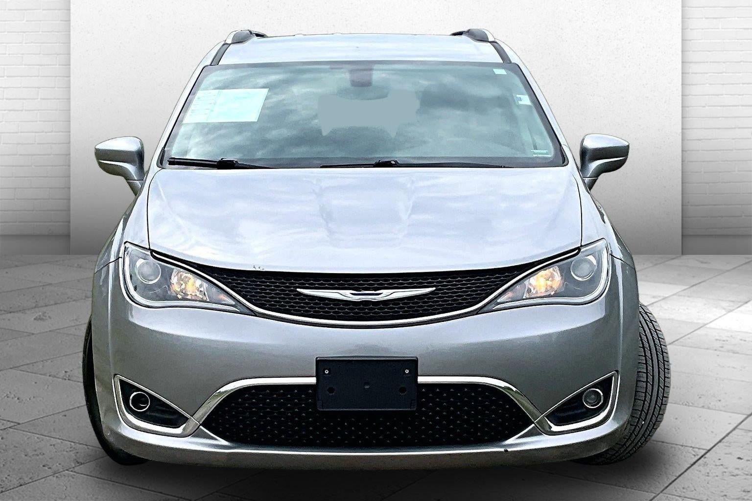 Used 2018 Chrysler Pacifica Touring-L FWD image 2