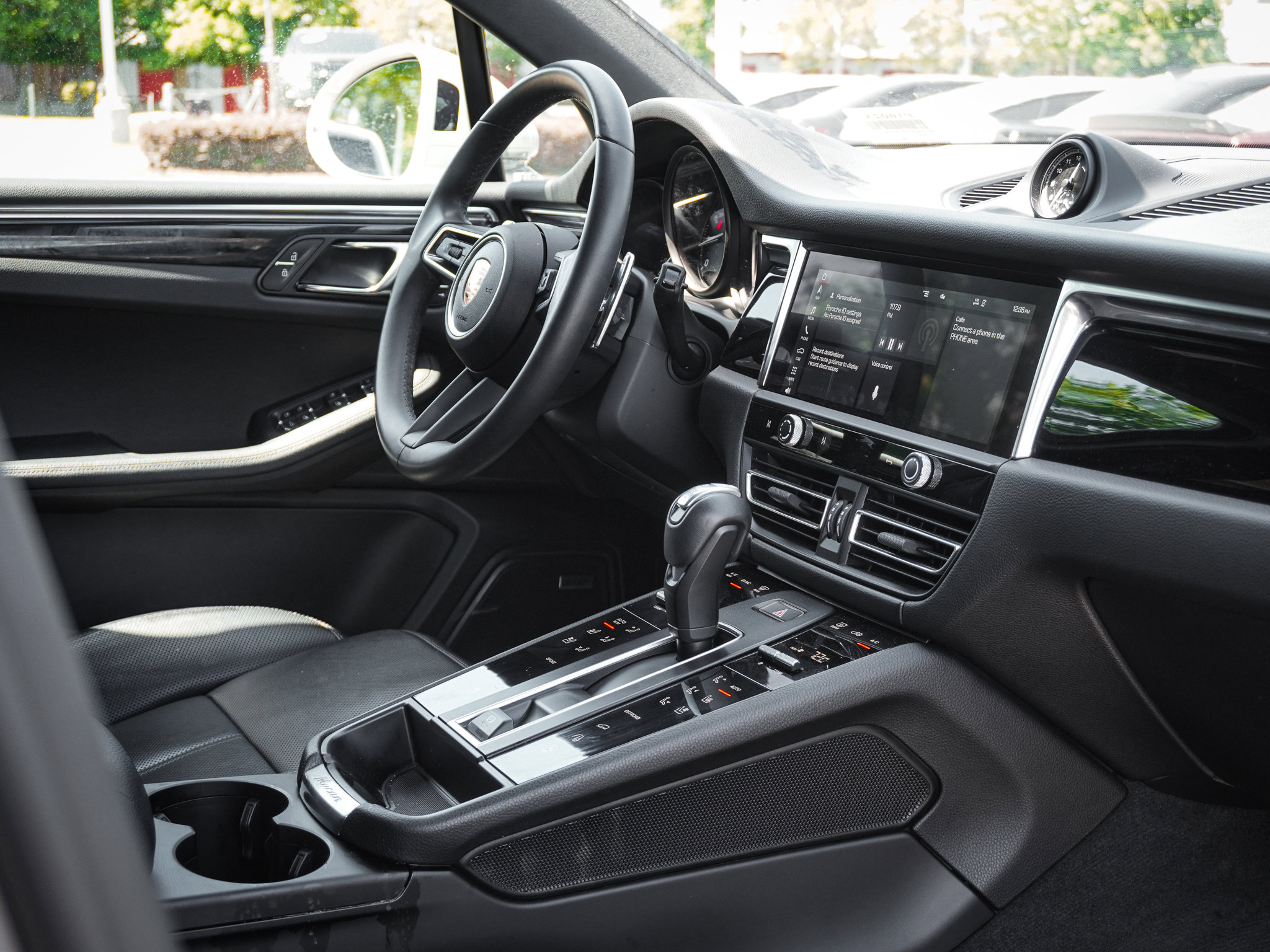 Used 2025 Porsche Macan AWD/4WD image 38