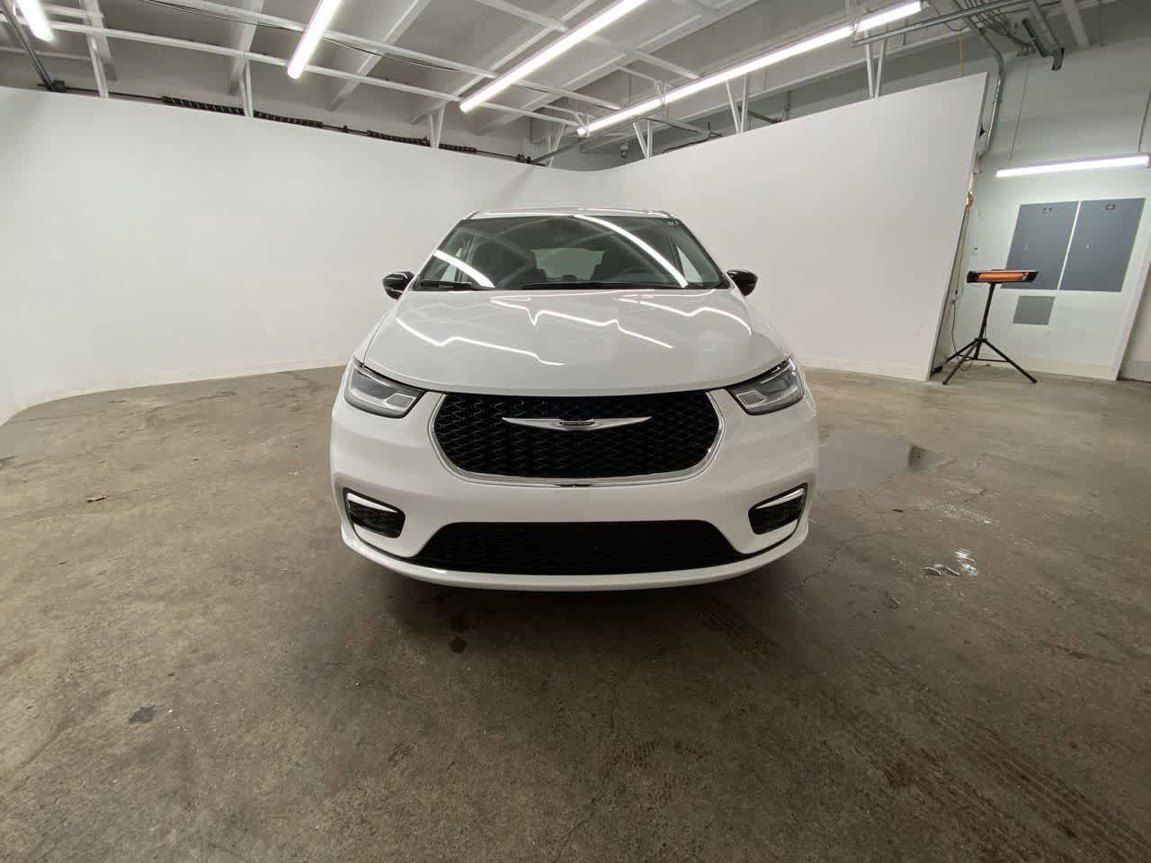Used 2024 Chrysler Pacifica Touring-L FWD image 9