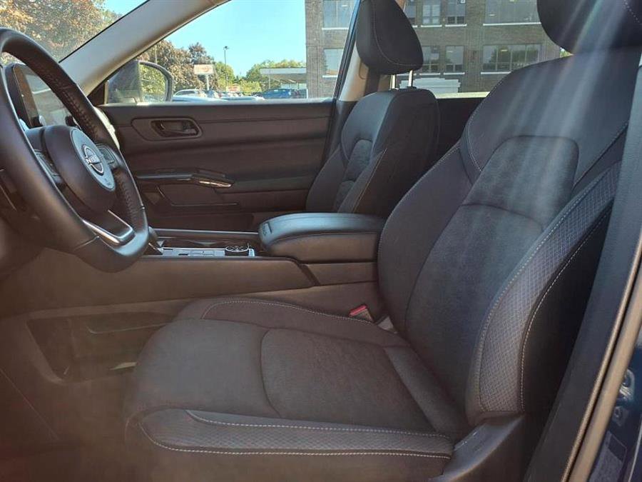 Used 2024 Nissan Pathfinder SV image 19