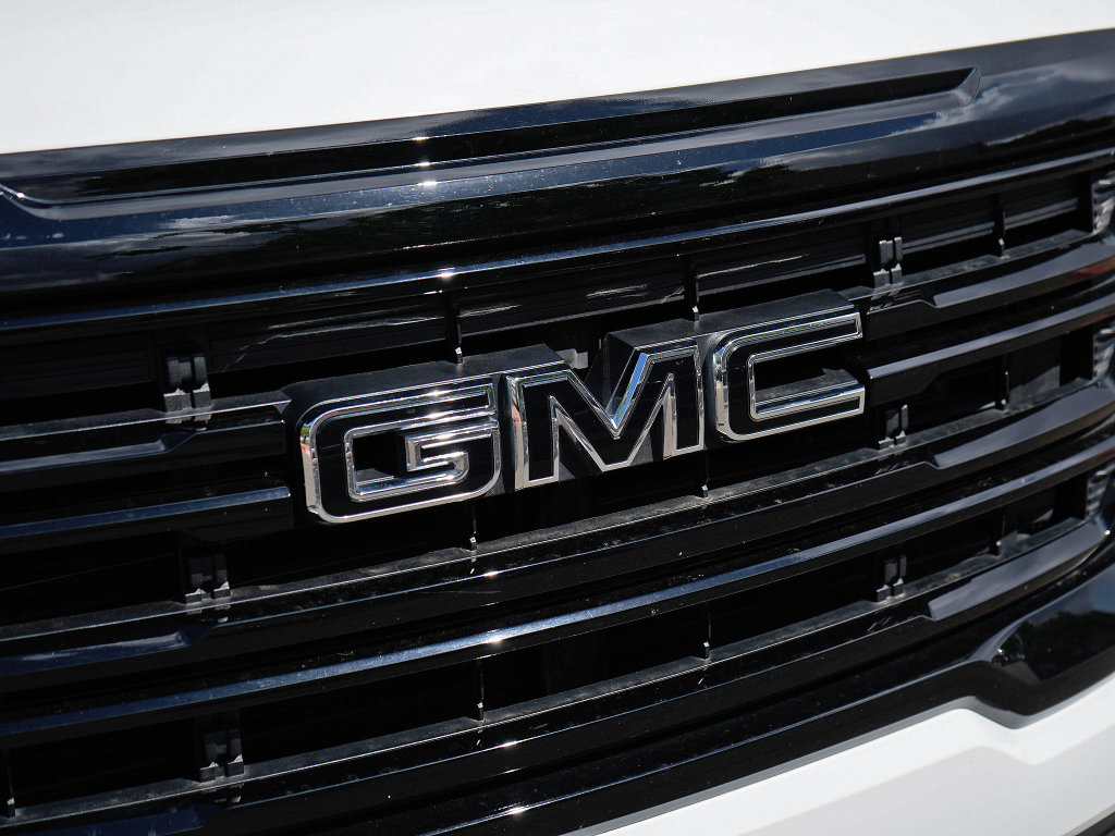 Used 2023 GMC Acadia SLE w/ Driver Convenience Package FWD image 3