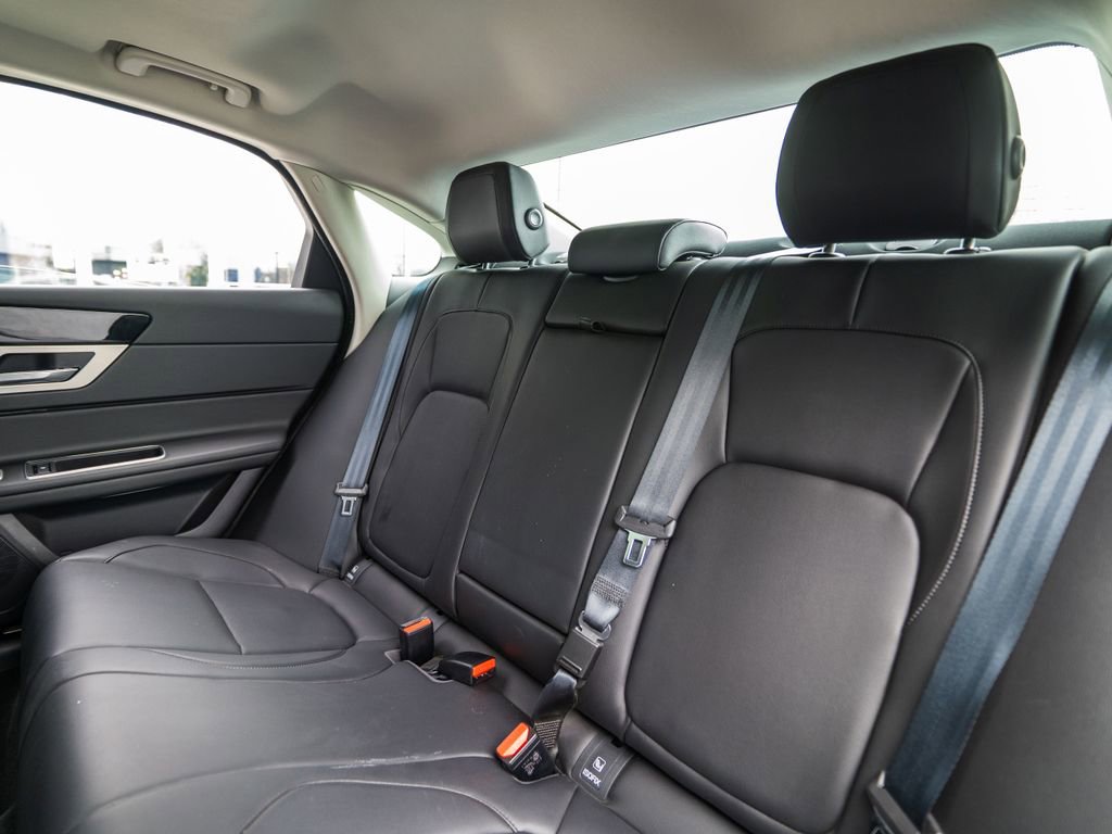 Used 2017 Jaguar XF Premium image 34