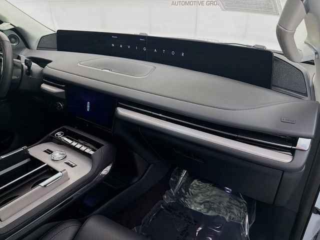 Used 2025 Lincoln Navigator Reserve image 32