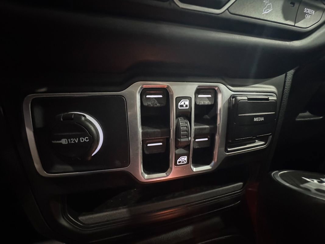 Used 2018 Jeep Wrangler Unlimited Sahara image 24