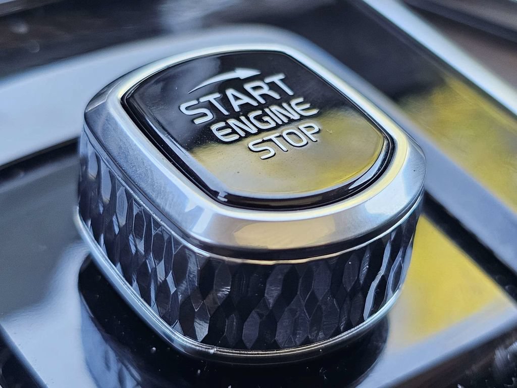 Certified 2025 Volvo XC90 B5 Plus AWD/4WD image 30