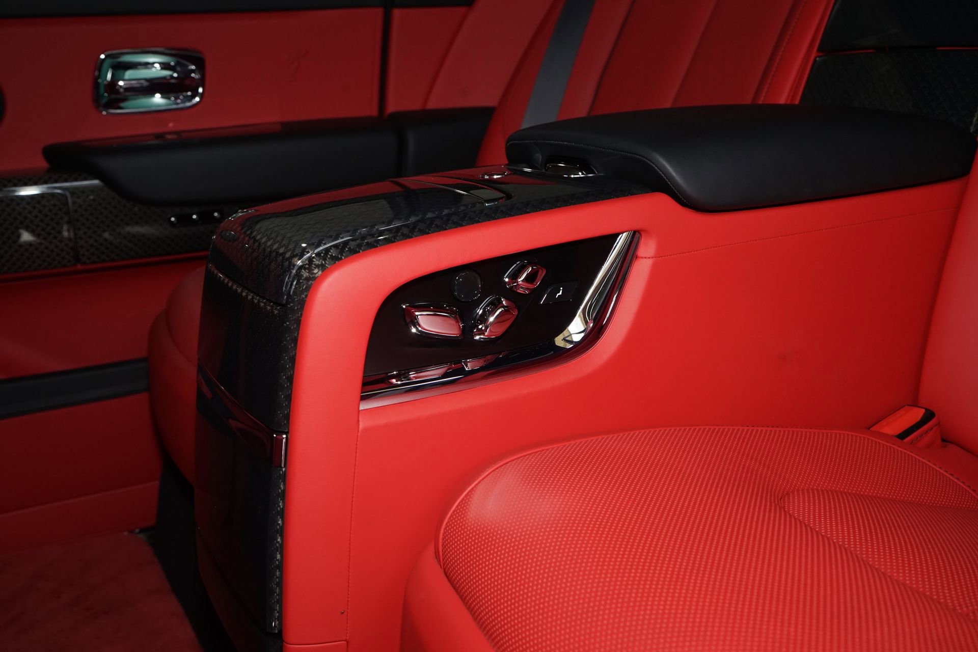 Used 2025 Rolls-Royce Cullinan Black Badge w/ Leather Finishing Pack image 34