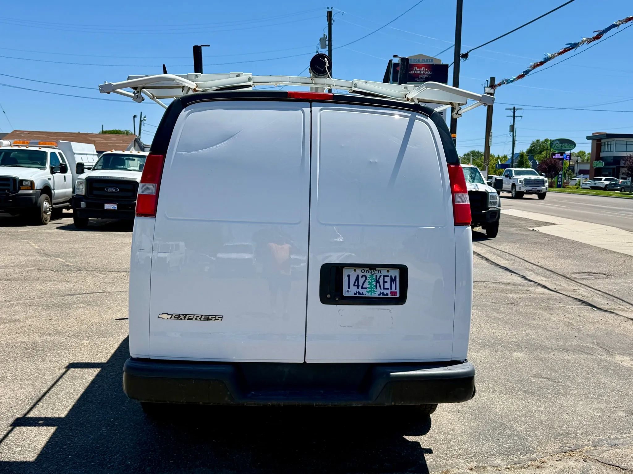 Used 2017 Chevrolet Express 2500 Van 3D image 4