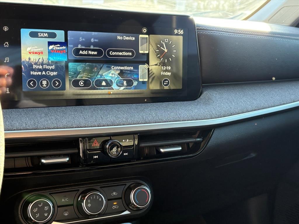 Used 2025 Nissan Kicks SV w/ Charging Package image 11