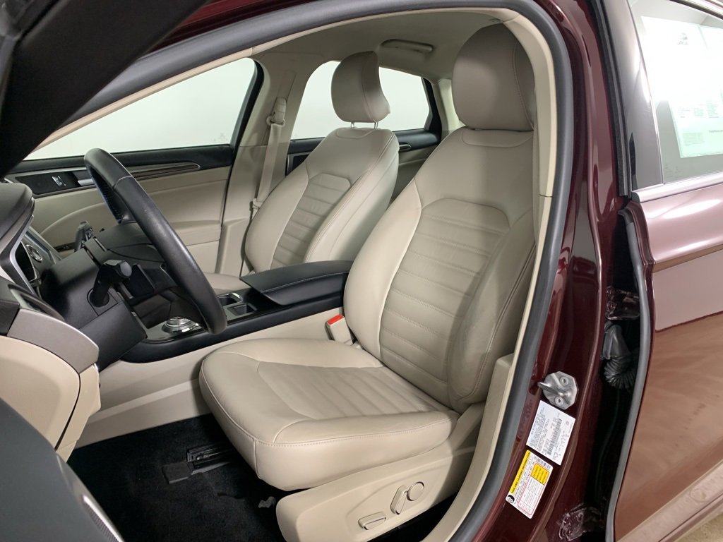 Used 2017 Ford Fusion SE w/ Fusion SE Technology Package image 27