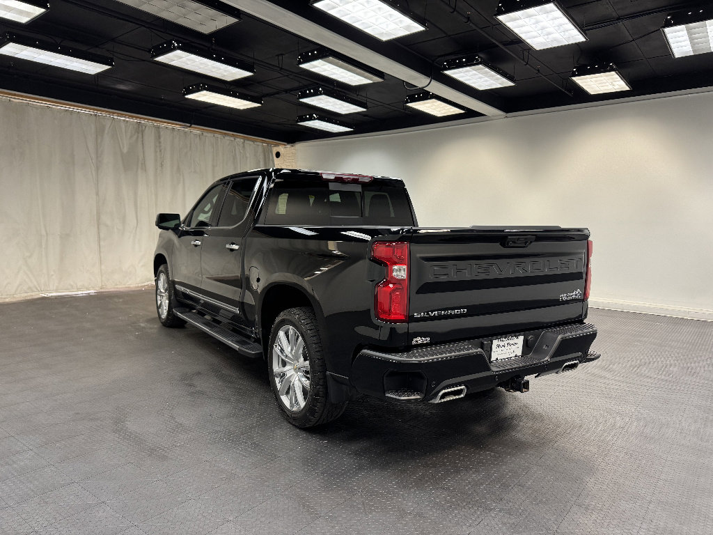 Used 2024 Chevrolet Silverado 1500 High Country w/ High Country Premium Package AWD/4WD image 3