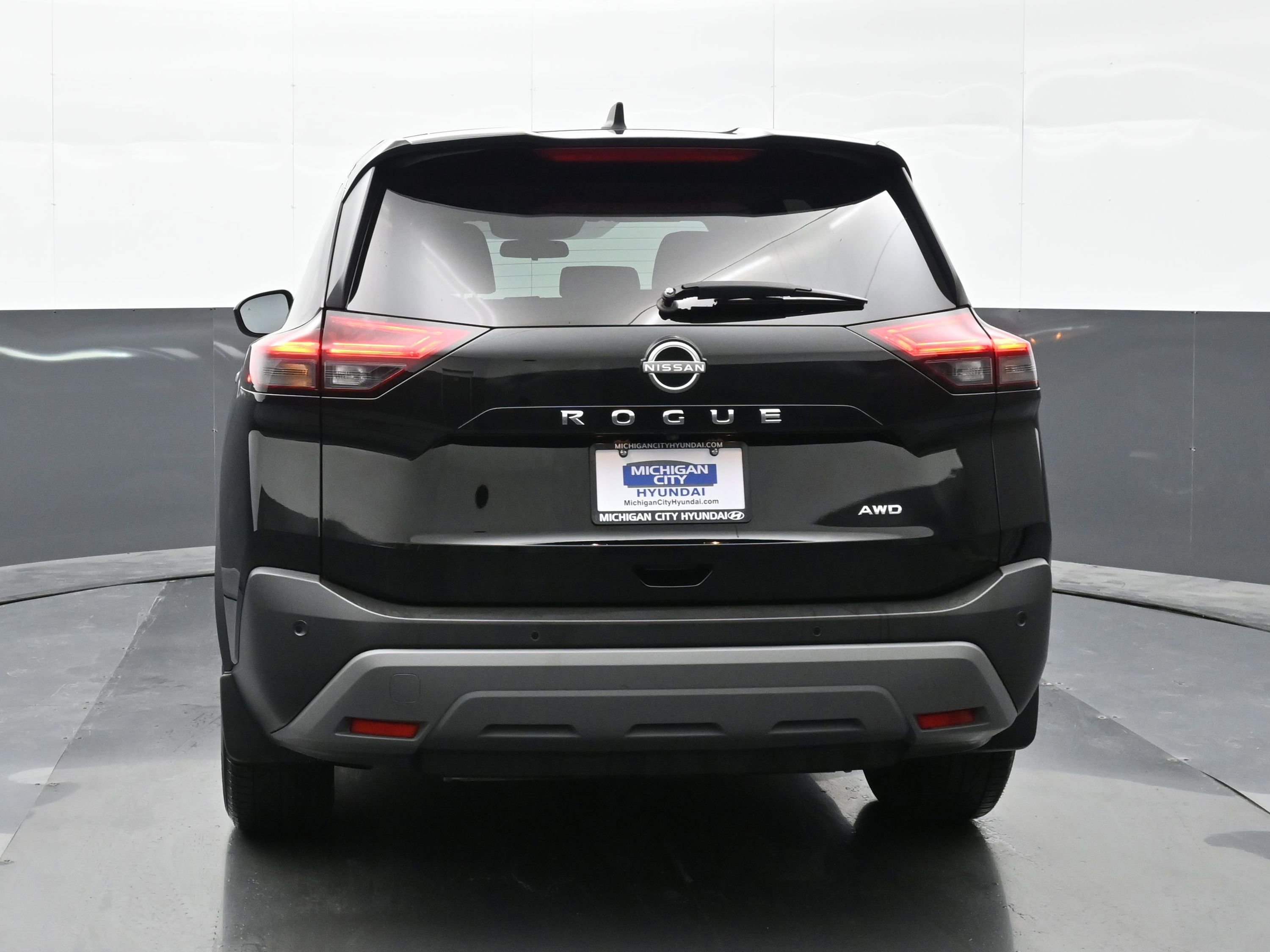 Used 2023 Nissan Rogue S AWD/4WD image 3