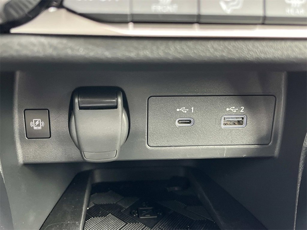 Used 2025 Nissan Versa SR w/ Trunk Package image 32