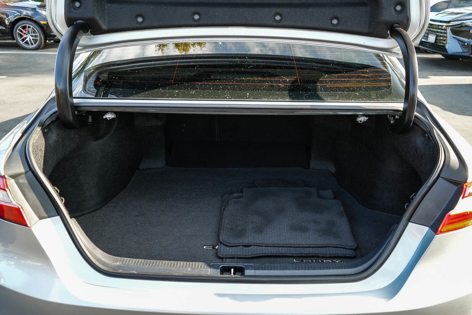 Used 2019 Toyota Camry LE w/ Carpet Mat Package FWD image 24